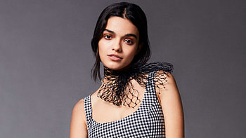 Rachel Zegler Girl Model Is Wearing Black And White Checked Dress With Scarf On Neck Girls HD wallpaper