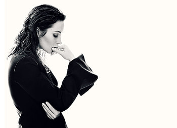 Emily Blunt, white, black, bw, girl, actress, woman, hand HD wallpaper