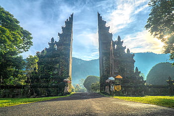 Stunning view of the Handara Gate in Bali with mountains and lush greenery. HD wallpaper