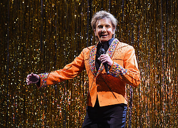 Barry Manilow, Live performance at NYFW, Singing Copacabana, Michael Kors HD wallpaper