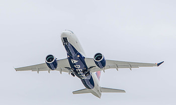 Delta Air Lines, Airbus A220, Cutting-edge technology, Passenger comfort HD wallpaper