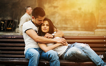 Lovely sweet couple hug, Romance on bench, Ultra , Unforgettable moment HD wallpaper