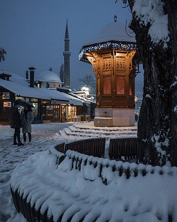 Baščaršija, bosna, sky, mosque, sarajevo, bosna i hercegovina, night, winter, bosnia and Herzegovina, monument, bosnia, sebilj, Herzegovina, traditional, night light, nights, hercegovina HD phone wallpaper