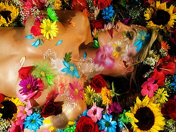 FLOWERS IS HER BED.., colorful, bedroom, model, bed, nature, flowers, woman, sleep HD wallpaper