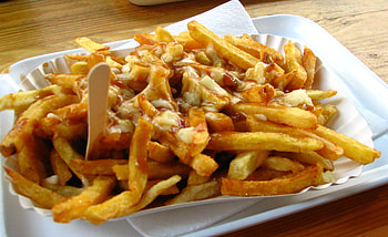 Poutine , Canadian delicacy, Cheese curds and gravy, Delicious food HD wallpaper