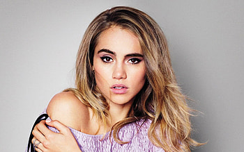Suki Waterhouse, Otherworldly beauty, Captivating gaze, Fashion icon HD wallpaper