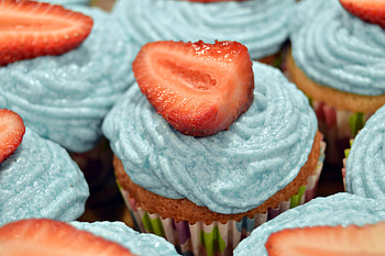 Cupcakes, strawberry, slices, food, dessert HD wallpaper