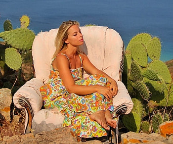 Francesca Leto, outside, blonde, spaghetti straps, radio and television personality, cacti, ocean view, arm chair, summer dress HD wallpaper
