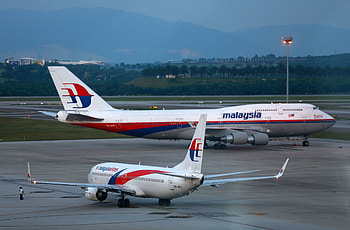 Malaysia Airlines flights, Disappearance knocks, The New York Times HD wallpaper