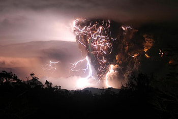 Captivating lightning, High-definition , Striking backgrounds, Impressive visuals HD wallpaper