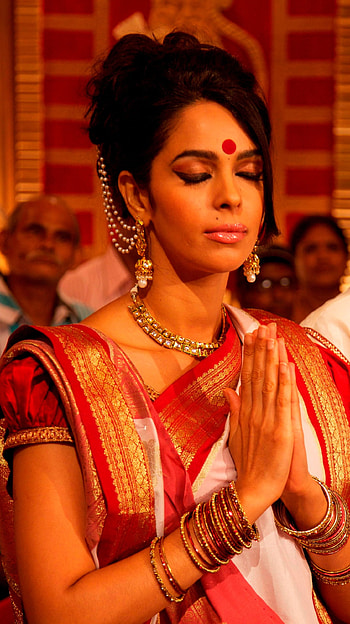 Mallika Sherawat, model, saree lover HD phone wallpaper