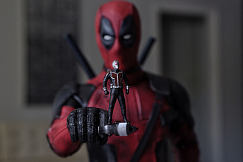 Ant Man Standing On Deadpool Gun, ant-man, superheroes, deadpool HD wallpaper