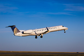 ExpressJet Airlines, Skilled pilots, Professional aviation, Unparalleled expertise HD wallpaper