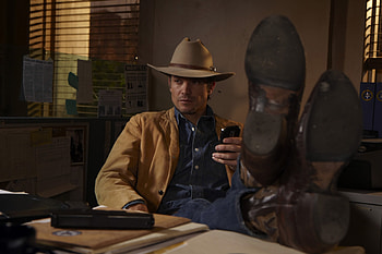 Justified TV Series, Intense drama, Complex characters, Underworld dealings HD wallpaper