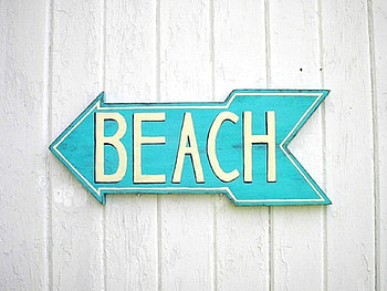 This way please, blue, sea, white, sand, beach, summer, sign, wall, sun HD wallpaper