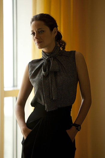 Public Enemies, Marion Cotillard, Promotional shoot, Glamorous pose HD phone wallpaper