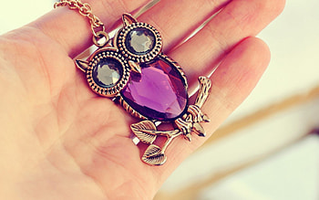 Amethyst owl , amethyst, golden, skin, bird, eyes, cute, necklace, jewelry, owl, hand, precious, purple, chain, pink, stone, silver HD wallpaper