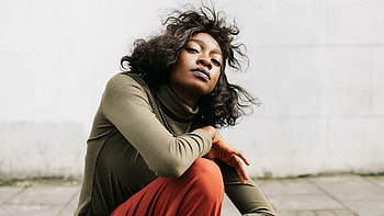 Little Simz music video, -perfect visuals, Meaningful conversations, Artistic expression HD wallpaper