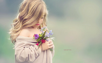 Little Aurora, bouquet, girl, bloonde, beauty, copil, hand, meg bitton, flower, child HD wallpaper