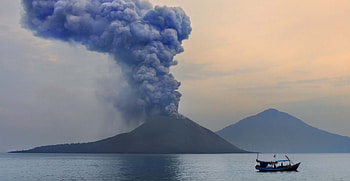 Krakatoa Island, Historic eruption, Blue moon event, Natural history HD wallpaper