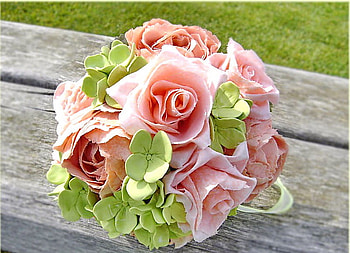 Pastel beauty for Cica, table, green leaves, pink roses, flowers, arrangement HD wallpaper