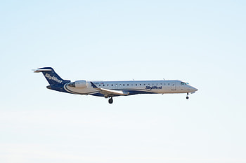 SkyWest Airlines planespotting, DFW Officer Wayfinder HD wallpaper