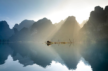 Lake, mountains, fog, hut HD wallpaper