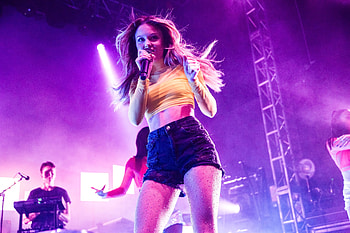 Zara Larsson Live On Stage, zara-larsson, music, celebrites, girls HD wallpaper