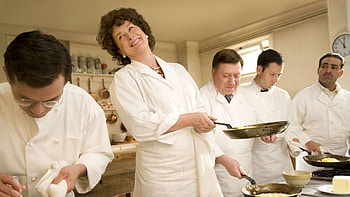 Julie and Julia, Heartwarming film, Food blogging journey, Life-changing connections HD wallpaper