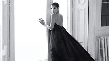 Bella Hadid, Indoor hoot, monochrome HD wallpaper