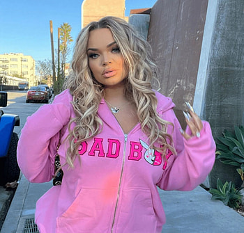 Trisha Paytas, Offensive behavior, Online controversy, Public opinion HD wallpaper