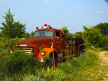 Old Firetruck in pasture, shabby chic, rural, firetruck, antique, cool, country, vintage HD wallpaper