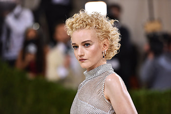 Julia Garner, Anna Delvey, Visited prison, Inventing Anna HD wallpaper