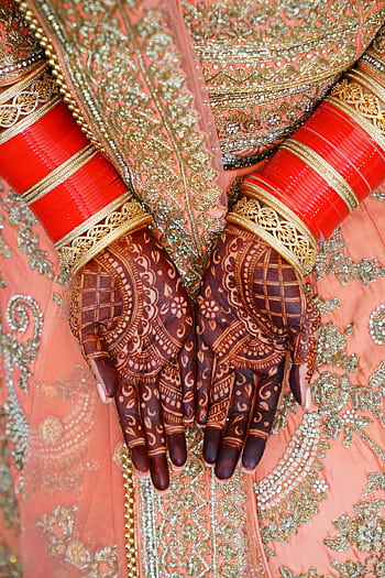 Close-up of bride's hands with henna and vibrant jewelry, showcasing Indian bridal tradition. HD phone wallpaper