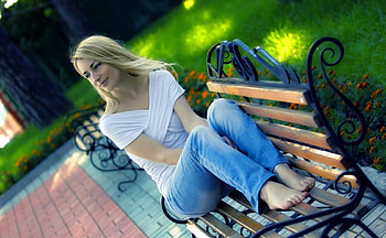 PARKBENCH BLONDE, BLONDE, FEET, PARK, BENCH HD wallpaper