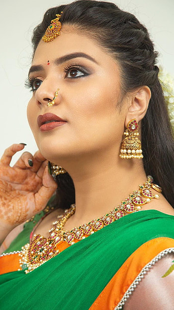 Sreemukhi, telugu actress, saree lover HD phone wallpaper