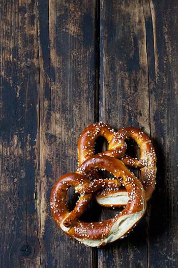 Philly's street food, Pretzel history, Culinary heritage, City's iconic snack HD phone wallpaper