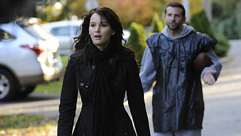 Silver Linings Playbook, Memorable film moments, Stellar performances, Unexpected plot twists HD wallpaper