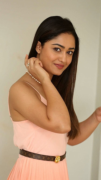 Tridha Choudary, telugu actress HD phone wallpaper