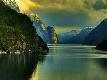 Calm emerald waters, boat, golden, dusk, mountain, lake, emerald, reflection, mirrored, green, clouds, nature, sky, water, calm, evening HD wallpaper