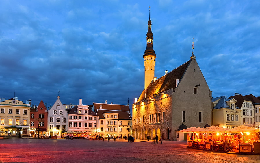 Tallinn Town Hall, Raekoja plats, Evening square HD wallpaper