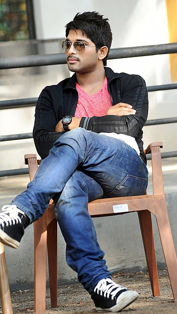 Allu Arjun Pushpa, Sitting On Chair HD phone wallpaper