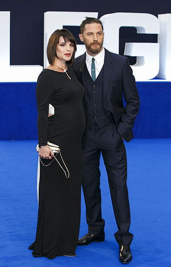 Tom Hardy, Charlotte Riley, blue carpet, Legend premiere HD phone wallpaper