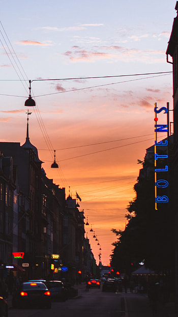 Crowded City Road at Dusk, dusk, road, crowded city HD phone wallpaper