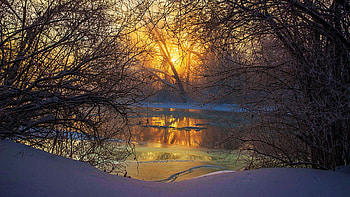 Foggy sunrise on Yahara River near Stoughton Wisconsin, water, reflections, colors, trees, sky, sun, usa HD wallpaper