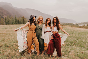 Pose, cowgirls, ranch, blondes, field, brunettes, boots, hats HD wallpaper