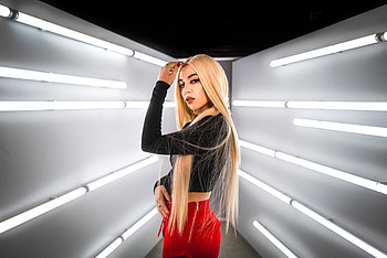 Pretty and beautiful Ava Max HD wallpaper