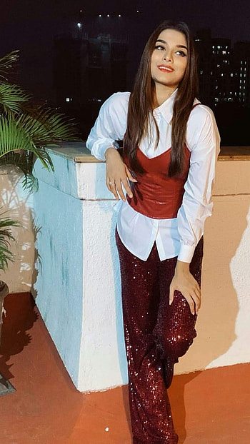 Saiee Manjrekar, Bollywood HD phone wallpaper