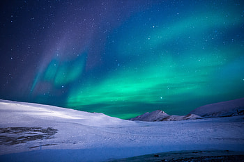 Aurora Borealis Snow Fields, northern-lights, nature, aurora HD wallpaper