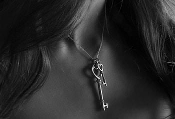 KEY TO MY HEART, key, graphy, detail, bw, woman HD wallpaper